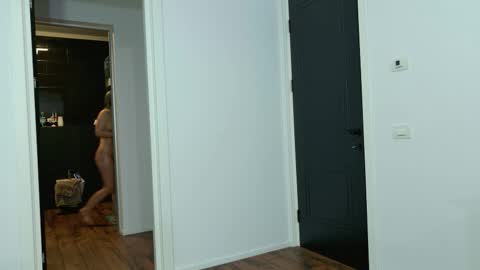 Snapshot of jenniferleee chatting on 11/17/25, 08:25 Jenny online show from 11/17/25, 08:25