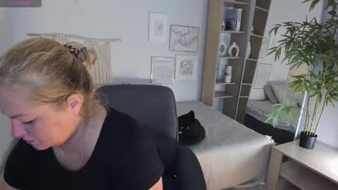 Jennifer online show from 09/22/25, 07:27