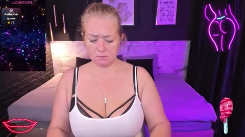 Jennifer online show from 10/31/25, 04:02