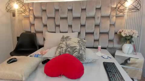 Snapshot of jennsexy_ chatting on 03/08/25, 12:00 Jennsexy online show from 03/08/25, 12:00