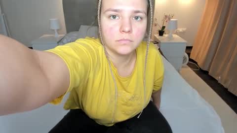 Snapshot of jenny_jimmy chatting on 10/28/25, 01:42 Jenny online show from 10/28/25, 01:42