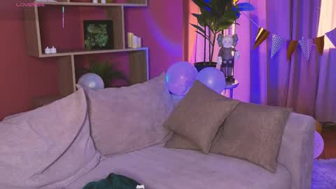 Snapshot of jennyfer_me chatting on 04/24/26, 12:51 jennyfer_me online show from 04/24/26, 12:51