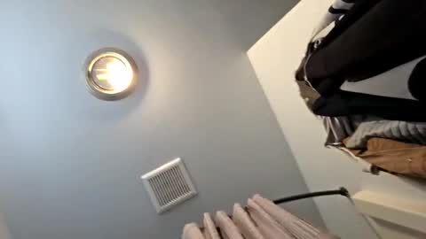 Snapshot of jerbonezgood chatting on 04/22/26, 10:44 Lous online show from 04/22/26, 10:44