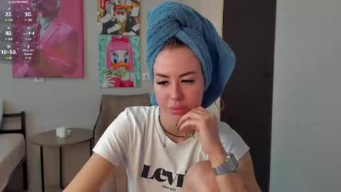 Snapshot of jeremayalove chatting on 03/04/25, 06:04 Hi hi We are Jessie and Betti online show from 03/04/25, 06:04