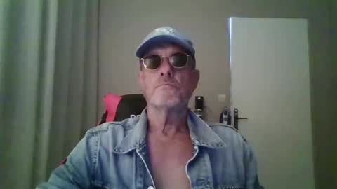 Snapshot of jerflor chatting on 11/17/25, 12:22 jerflor online show from 11/17/25, 12:22