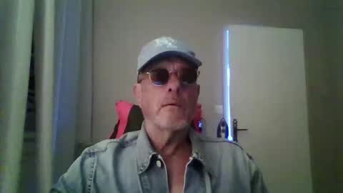 Snapshot of jerflor chatting on 11/19/25, 02:50 jerflor online show from 11/19/25, 02:50