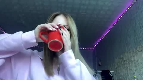Snapshot of jerikruschke chatting on 05/19/26, 12:22 Asya online show from 05/19/26, 12:22