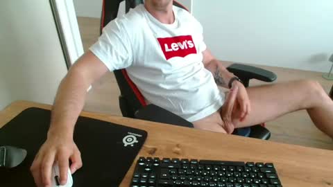 Snapshot of jerklove1006 chatting on 06/01/26, 01:57 Boy likes daddies online show from 06/01/26, 01:57