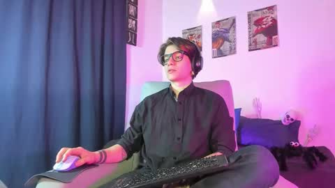 Snapshot of jerrycole_ chatting on 10/22/25, 02:01 Angelo online show from 10/22/25, 02:01