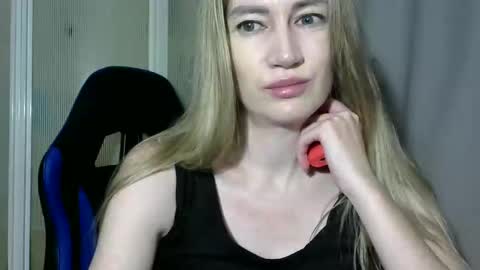 Snapshot of jessfox1 chatting on 12/14/24, 10:07 JessFox1 online show from 12/14/24, 10:07