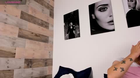 JESSI AND NAOMI online show from 12/30/24, 01:04