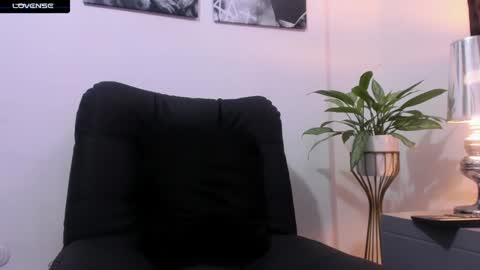 Snapshot of jessid_cutson chatting on 12/27/24, 09:32 Jessid online show from 12/27/24, 09:32