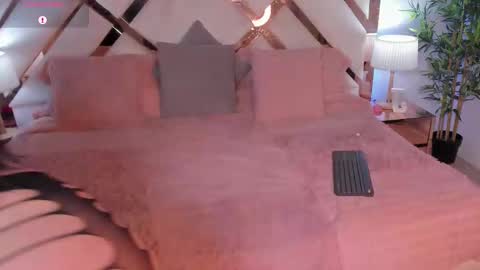 Snapshot of jessiica_stonne2 chatting on 03/06/25, 06:41 JESSICA STONNE online show from 03/06/25, 06:41