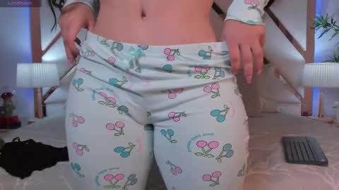 Snapshot of jessiica_stonne2 chatting on 11/28/25, 05:43 JESSICA STONNE online show from 11/28/25, 05:43