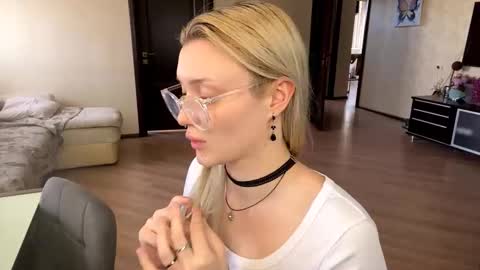 Snapshot of jettanicolay chatting on 03/19/26, 10:41 I am Gina ntmu Lets hit 10 Thumbs Up together online show from 03/19/26, 10:41