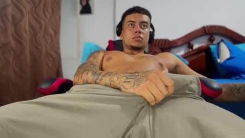 Snapshot of jeyzd25 chatting on 11/29/25, 04:15 Onlyfans Twitter online show from 11/29/25, 04:15