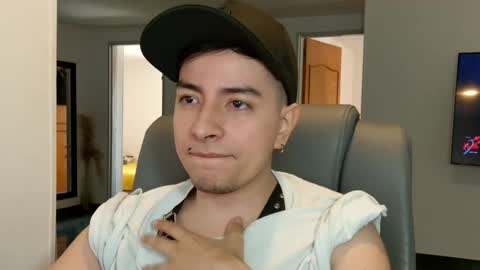 Snapshot of jhoan_saenz chatting on 09/23/25, 03:48 Jhoan Saenz online show from 09/23/25, 03:48