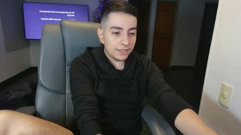 Snapshot of jhoan_saenz chatting on 11/19/25, 02:22 Jhoan Saenz online show from 11/19/25, 02:22