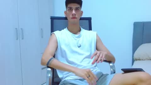 Snapshot of jhony_sex3 chatting on 10/16/25, 05:19 jhony_sex3 online show from 10/16/25, 05:19