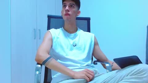 Snapshot of jhony_sex3 chatting on 10/28/25, 04:05 jhony_sex3 online show from 10/28/25, 04:05