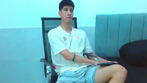 Snapshot of jhony_sex3 chatting on 12/23/25, 02:42 jhony_sex3 online show from 12/23/25, 02:42