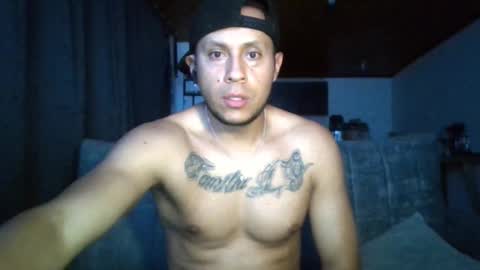 Snapshot of jhonylatin_ chatting on 11/19/25, 02:22 Jhony online show from 11/19/25, 02:22