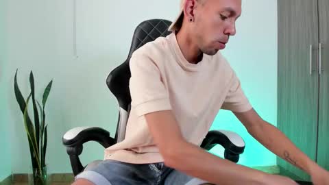 Snapshot of jhors_silv chatting on 10/05/25, 04:27 Jhors online show from 10/05/25, 04:27