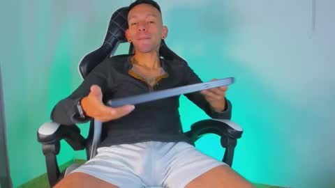 Snapshot of jhors_silv chatting on 10/19/25, 02:01 Jhors online show from 10/19/25, 02:01