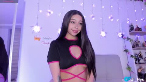 Snapshot of ji_hyun chatting on 11/26/25, 10:55 Ji online show from 11/26/25, 10:55