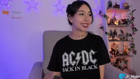 Snapshot of ji_hyun chatting on 11/27/25, 10:34 Ji online show from 11/27/25, 10:34