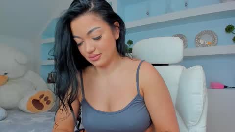 Snapshot of jisselle chatting on 10/15/25, 08:03 Juliee online show from 10/15/25, 08:03