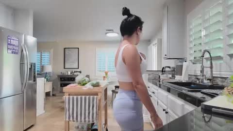 Jiwon online show from 09/13/25, 12:21