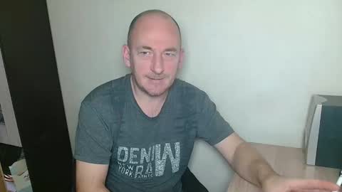 Snapshot of johanbarker chatting on 12/21/25, 11:39 Johan online show from 12/21/25, 11:39