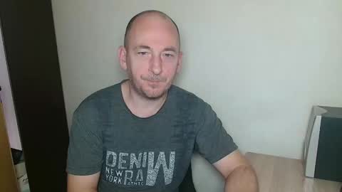 Snapshot of johanbarker chatting on 12/22/25, 10:23 Johan online show from 12/22/25, 10:23