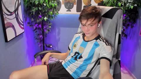 Snapshot of john_weasley chatting on 09/12/25, 08:20 John online show from 09/12/25, 08:20