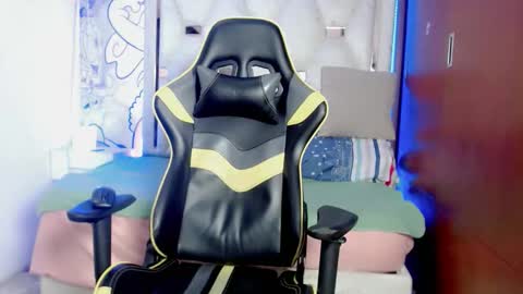 Snapshot of johnny_cagee chatting on 12/15/25, 03:33 johnny_cagee online show from 12/15/25, 03:33