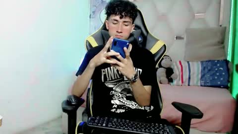 Snapshot of johnny_cagee chatting on 12/19/25, 05:03 johnny_cagee online show from 12/19/25, 05:03