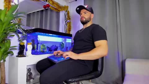 Snapshot of johnnygrayson_ chatting on 12/03/24, 12:02 JOHNNY online show from 12/03/24, 12:02