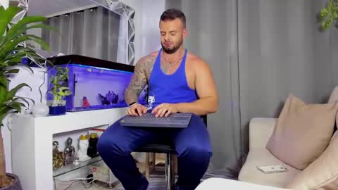 Snapshot of johnnygrayson_ chatting on 12/26/24, 08:21 JOHNNY online show from 12/26/24, 08:21