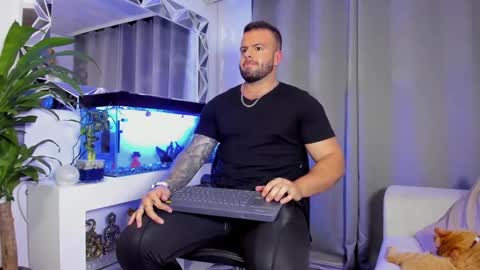 Snapshot of johnnygrayson_ chatting on 12/28/24, 12:47 JOHNNY online show from 12/28/24, 12:47