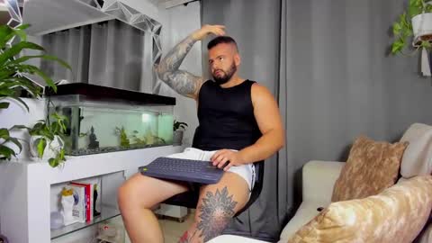 Snapshot of johnnygrayson_ chatting on 01/16/25, 11:48 JOHNNY online show from 01/16/25, 11:48