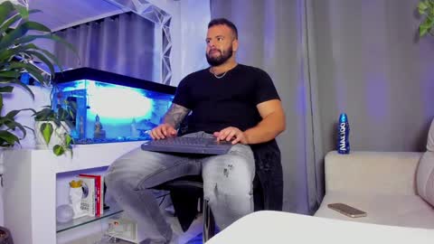 Snapshot of johnnygrayson_ chatting on 01/22/25, 11:53 JOHNNY online show from 01/22/25, 11:53