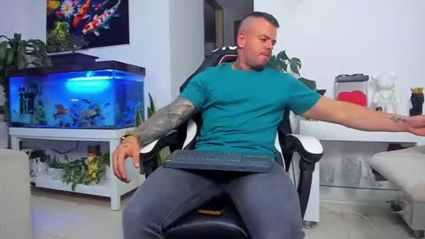 Snapshot of johnnygrayson_ chatting on 10/26/25, 02:06 JOHNNY online show from 10/26/25, 02:06