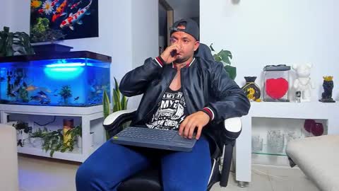 Snapshot of johnnygrayson_ chatting on 10/28/25, 01:20 JOHNNY online show from 10/28/25, 01:20