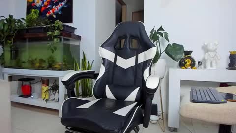 Snapshot of johnnygrayson_ chatting on 11/19/25, 12:21 JOHNNY online show from 11/19/25, 12:21