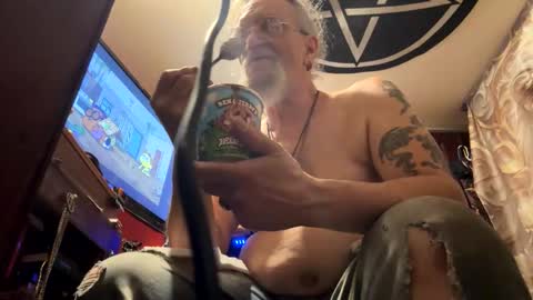 Snapshot of johnnyshung1 chatting on 03/28/26, 10:37 johnnyshung1 online show from 03/28/26, 10:37