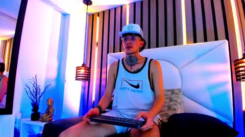 Snapshot of johnsonisaac94_ chatting on 10/15/25, 03:06 johnsonisaac94  online show from 10/15/25, 03:06