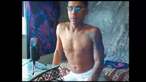 Snapshot of jonesjoness15 chatting on 10/21/25, 07:03 jonesjoness15 online show from 10/21/25, 07:03