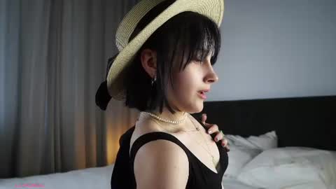 Snapshot of jonnienita chatting on 06/26/26, 12:53 Alice online show from 06/26/26, 12:53