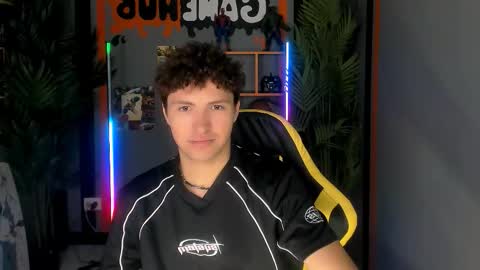 Snapshot of jonny_dark chatting on 11/28/25, 08:28 Jonny online show from 11/28/25, 08:28